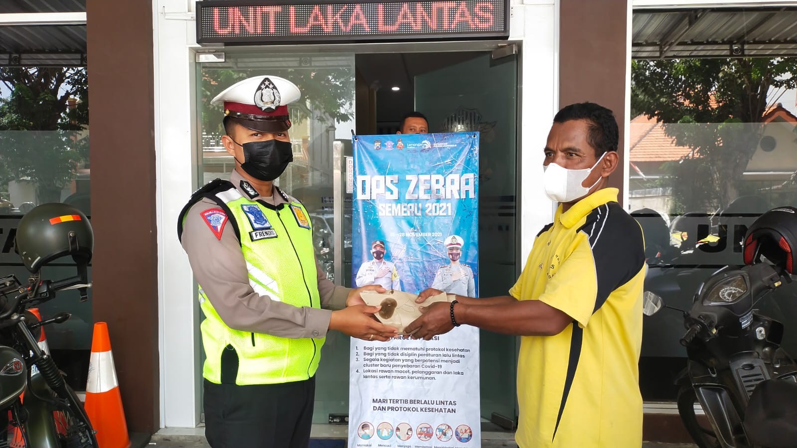 Niat Mulia Unit Gakkum Lantas Lamongan Bagikan Nasi Bungkus Dalam Rangka Jumat Berkah