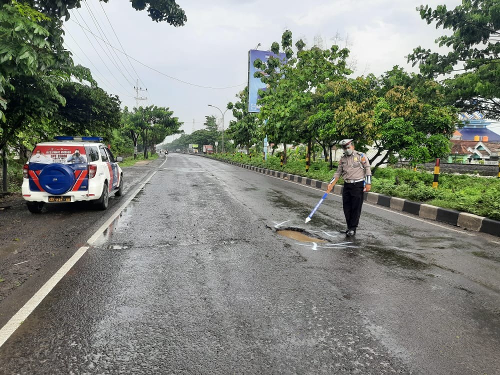 CEGAH LAKA LANTAS DI MUSIM PENGHUJAN, SATLANTAS POLRES LAMONGAN SURVEY JALAN RUSAK 
