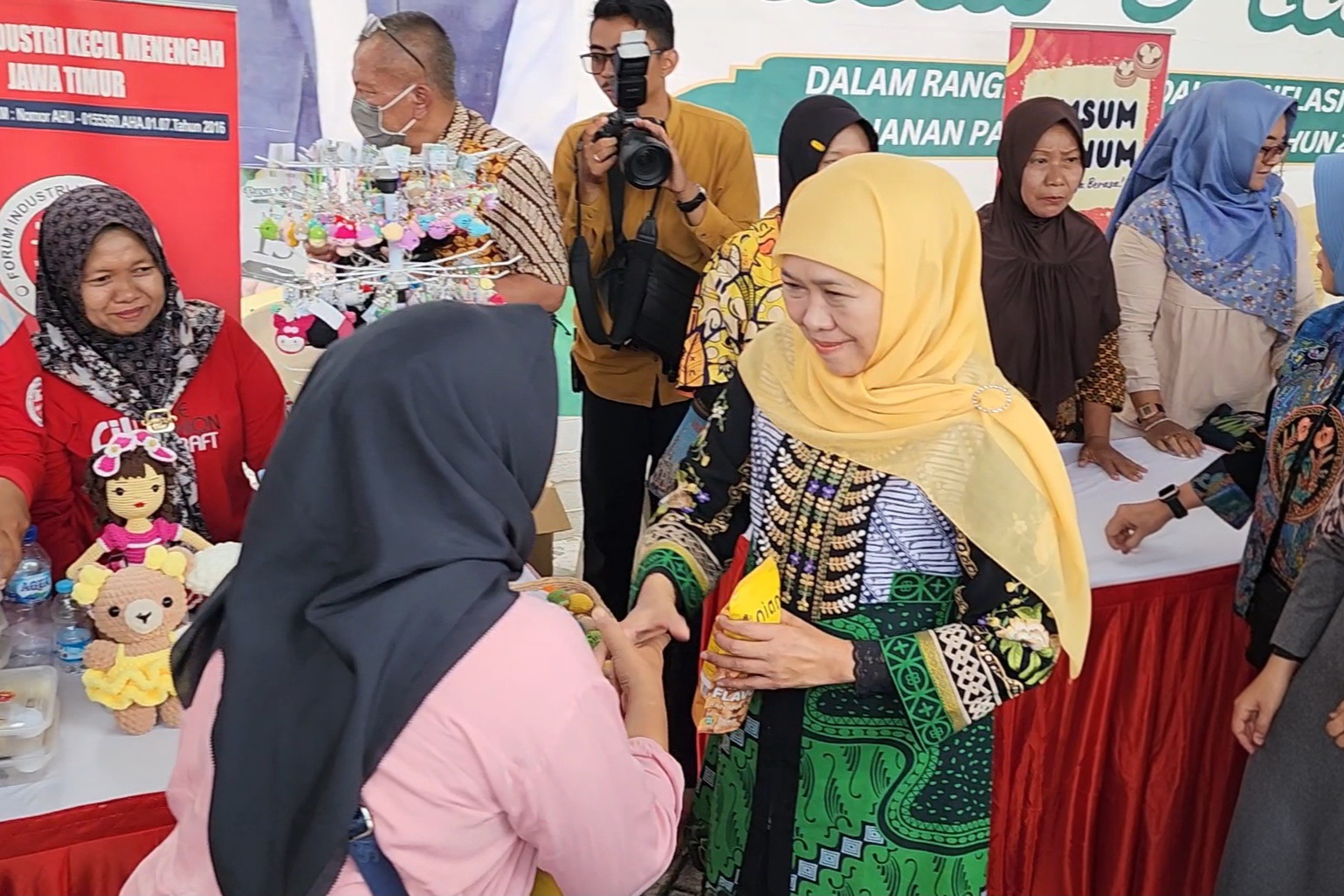 Gubernur Khofifah Tinjau Pasar Murah di Bojonegoro