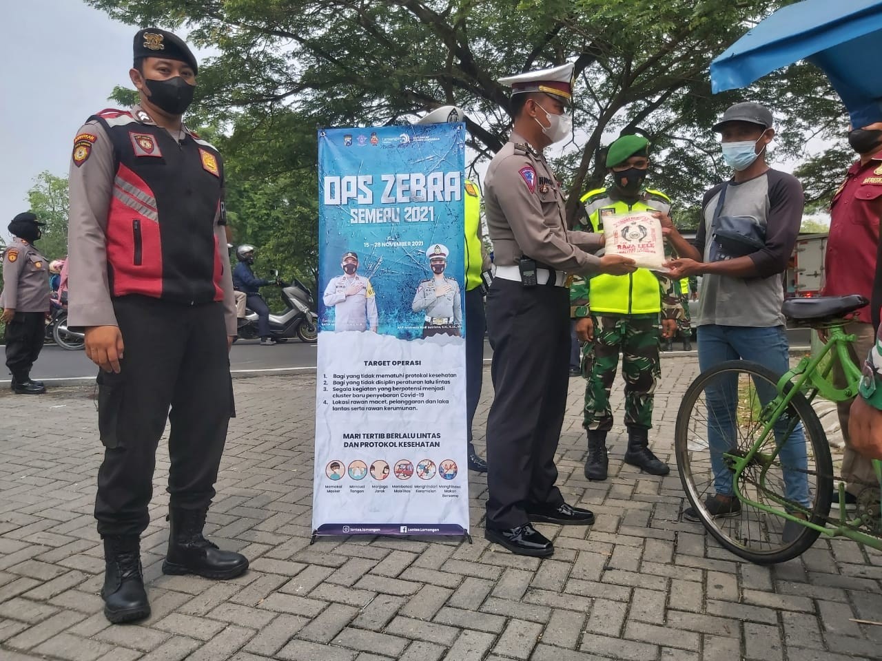 OPS ZEBRA SEMERU 2021, SATLANTAS POLRES LAMONGANBAGI-BAGI SEMBAKO DI KOTA LAMONGAN