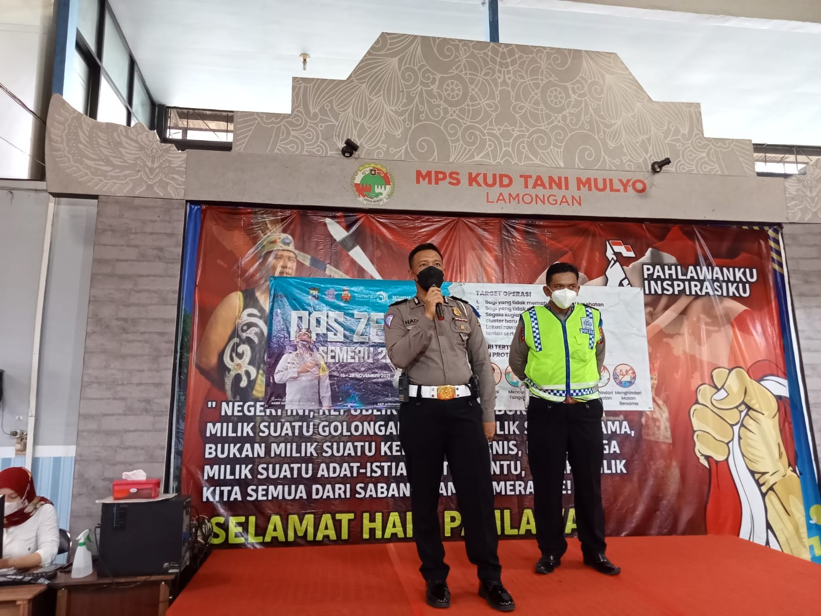 JEMPUT BOLA, SATLANTAS POLRES LAMONGAN SOSIALISASI KE KARYAWAN PABRIK