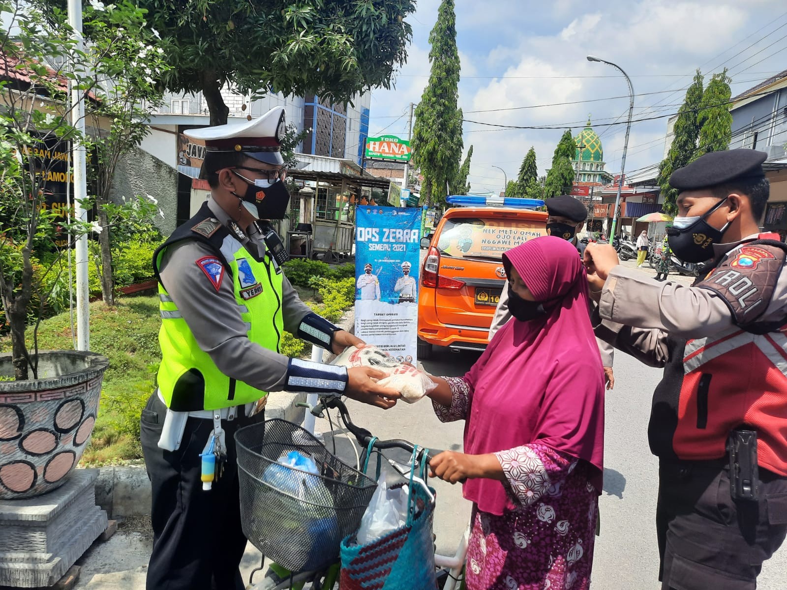Unit Gakkum Laka Lantas Berhentikan Warga Untuk Berikan Sembako!
