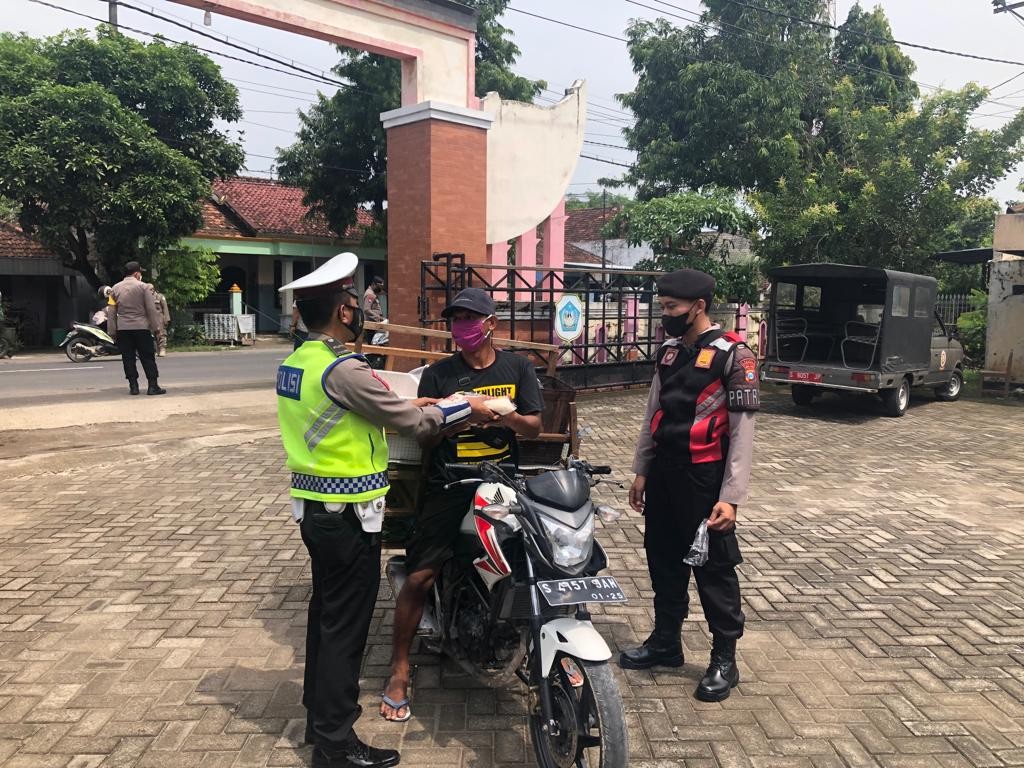 Gelar Ops Yustisi, Unit Gakkum Lantas Polres Lamongan Beri Himbauan Dan Sembako Untuk Pengendara