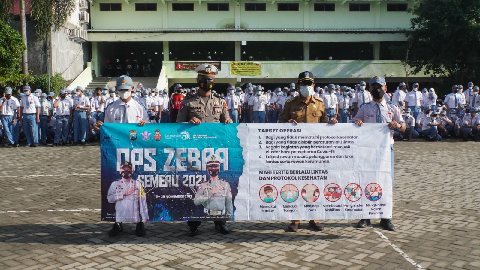 Police Goes To School Satlantas Polres Lamongan di SMAN 1 Lamongan