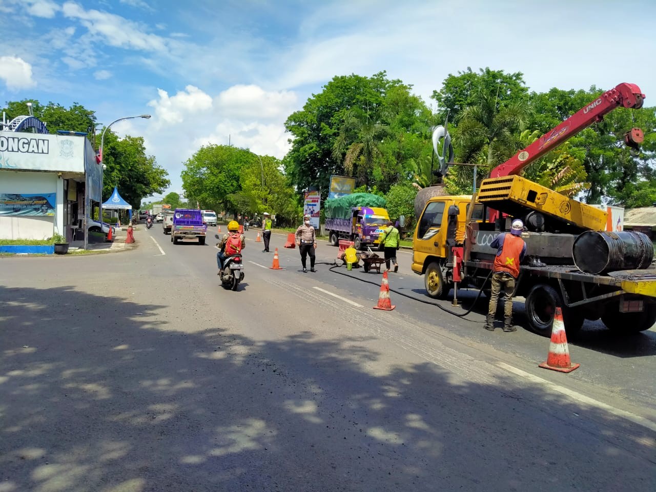 Atasi Kemacetan, Satlantas Polres Lamongan Laksanakan Pengaturan Arus Lalin saat Perbaikan Jalan