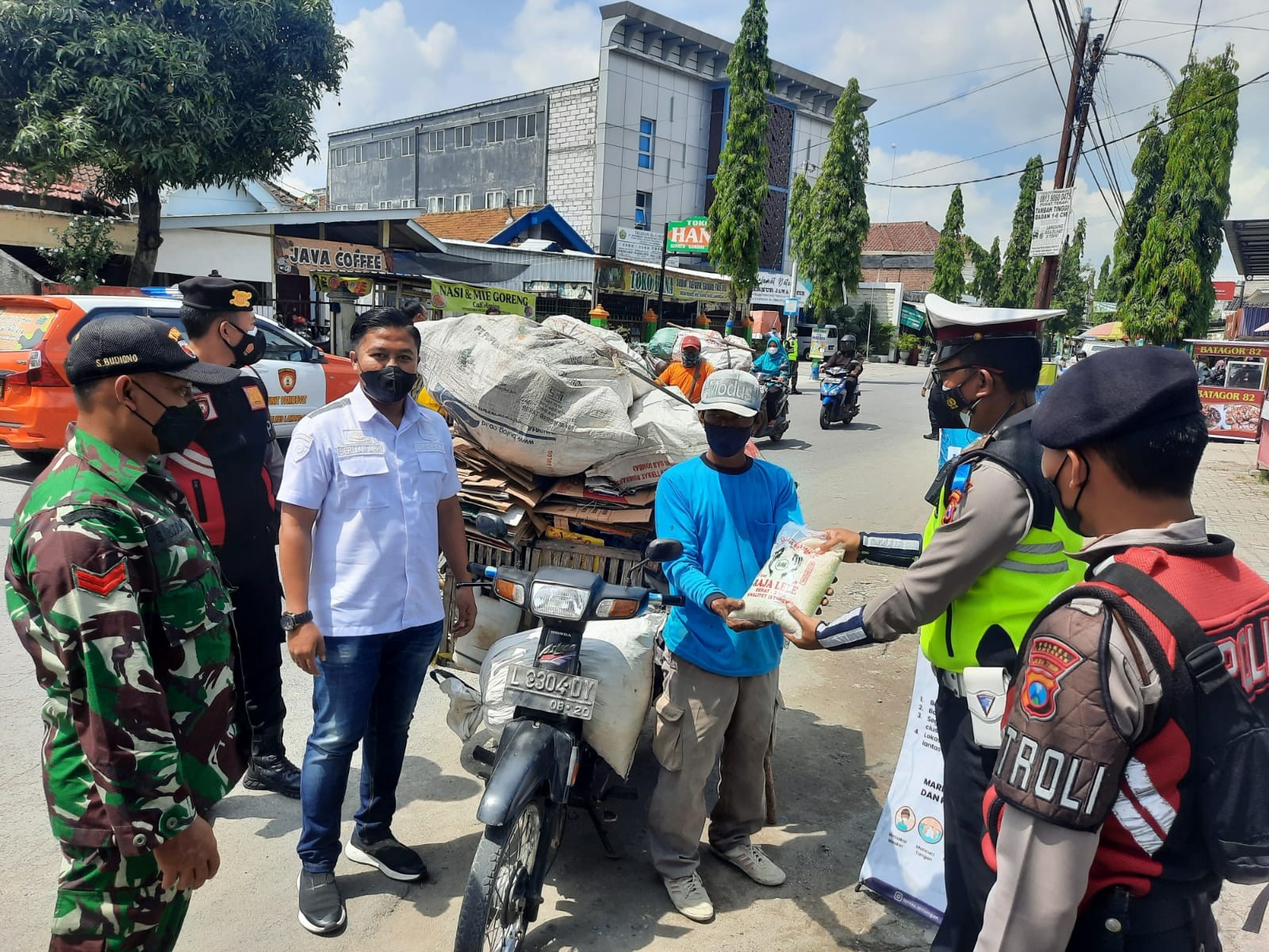 Ops Zebra Semeru 2021, Unit Gakkum Laka Polres Lamongan Beri Himbauan Sekaligus Bagi Sembako