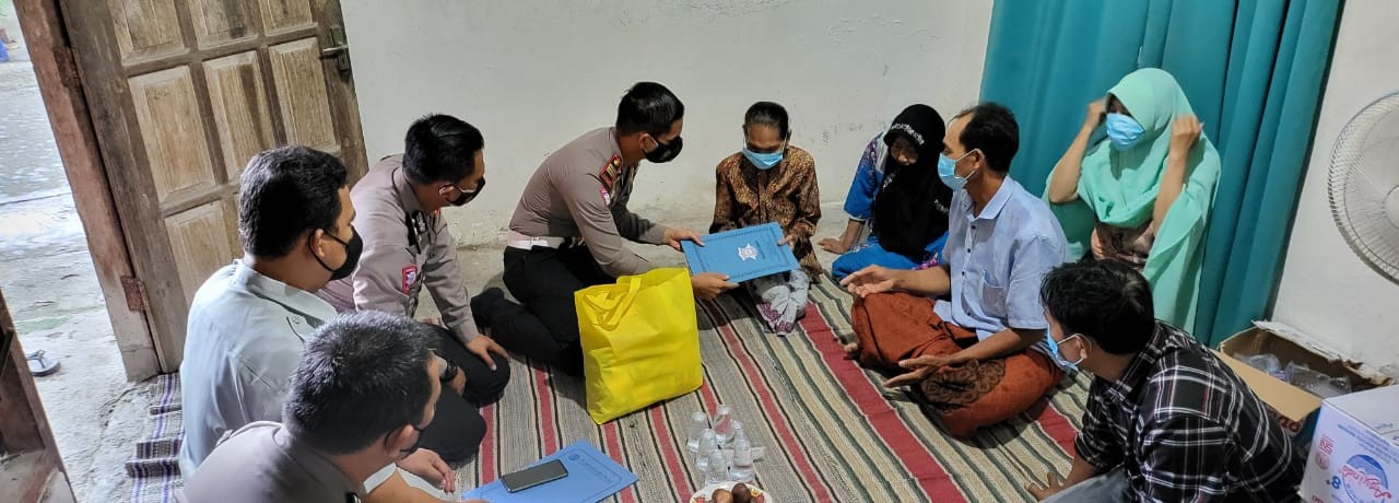Bentuk Kepedulian Kasat Lantas Polres Lamongan Kepada Keluarga Korban Laka Lantas