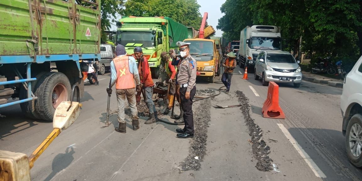 Perbaikan Jalan Bergelombang, Satlantas Polres Lamongan Atur Lalin