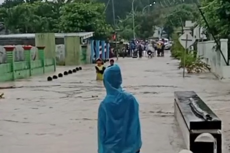 Hujan Deras Akibatkan Banjir di Ruas Jalan Kecamatan Gondang