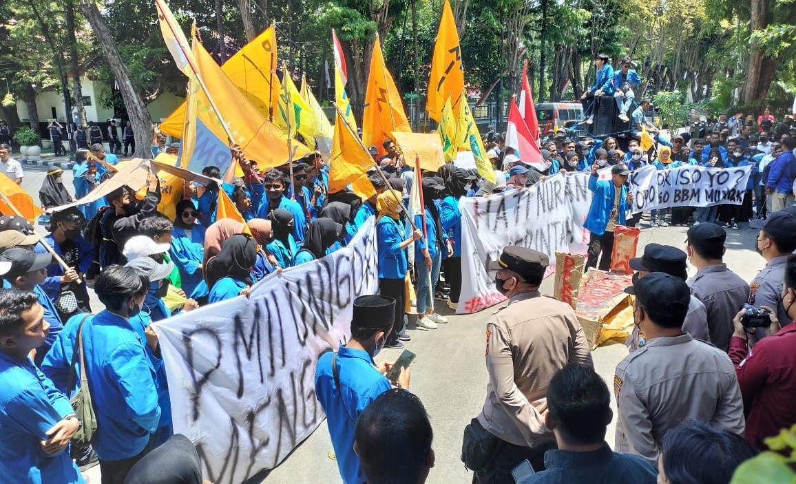 DEMO MAHASISWA TOLAK BBM SUBSIDI NAIK DI BOJONEGORO  SEMPAT TEGANG