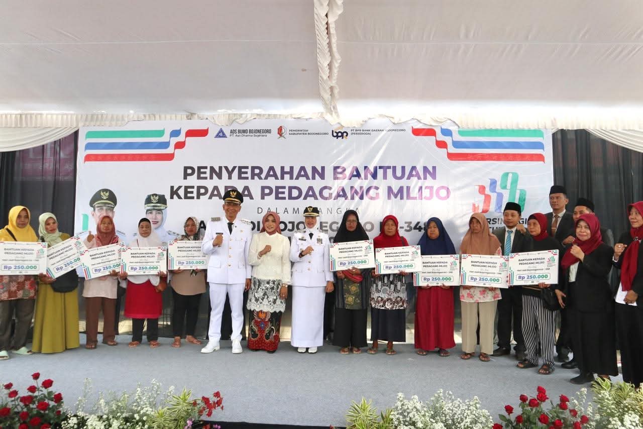 Pemkab Bojonegoro Beri Bantuan Modal Kepada Pedagang Rengkek