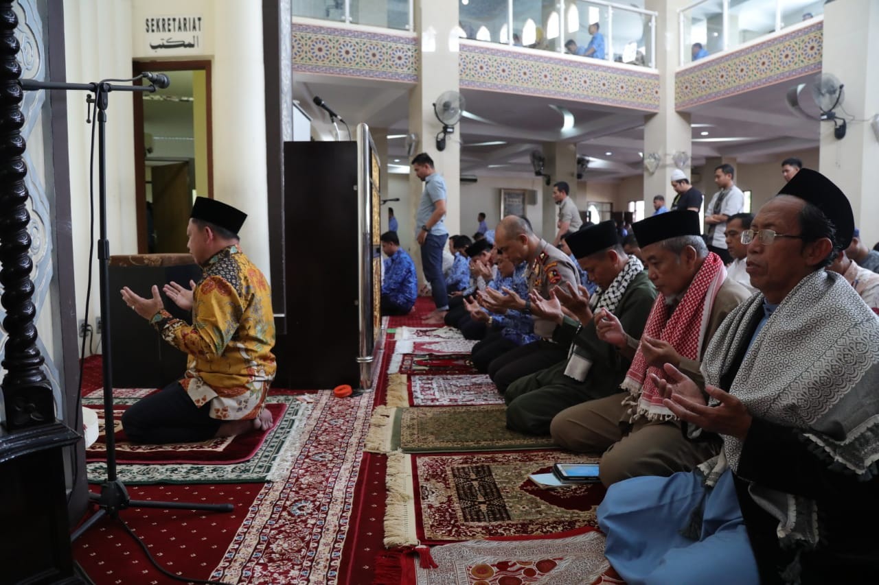 Mendagri Imami Solat Jum\'at, Bentuk Teladan Bagi ASN dan Pegawai Lingkup Kemendagri