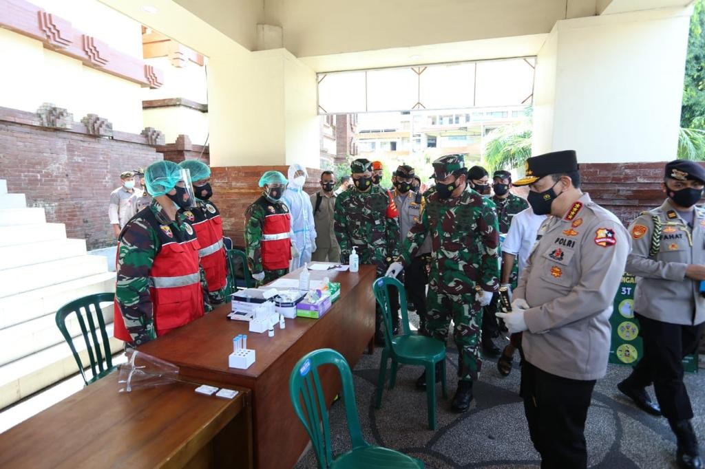 Cek Penegakan Prokes, Panglima TNI Dan Kapolri Kelilingi Dua Pasar Di Bali 