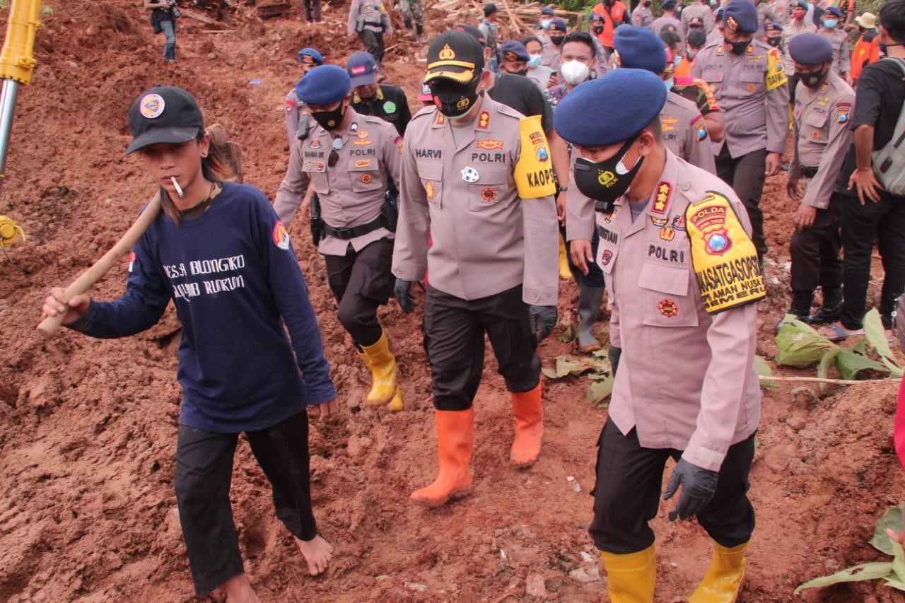 Dansat Brimob Polda Jatim Berikan Bantuan Sembako ke Korban Tanah Longsor dan Banjir di Nganjuk