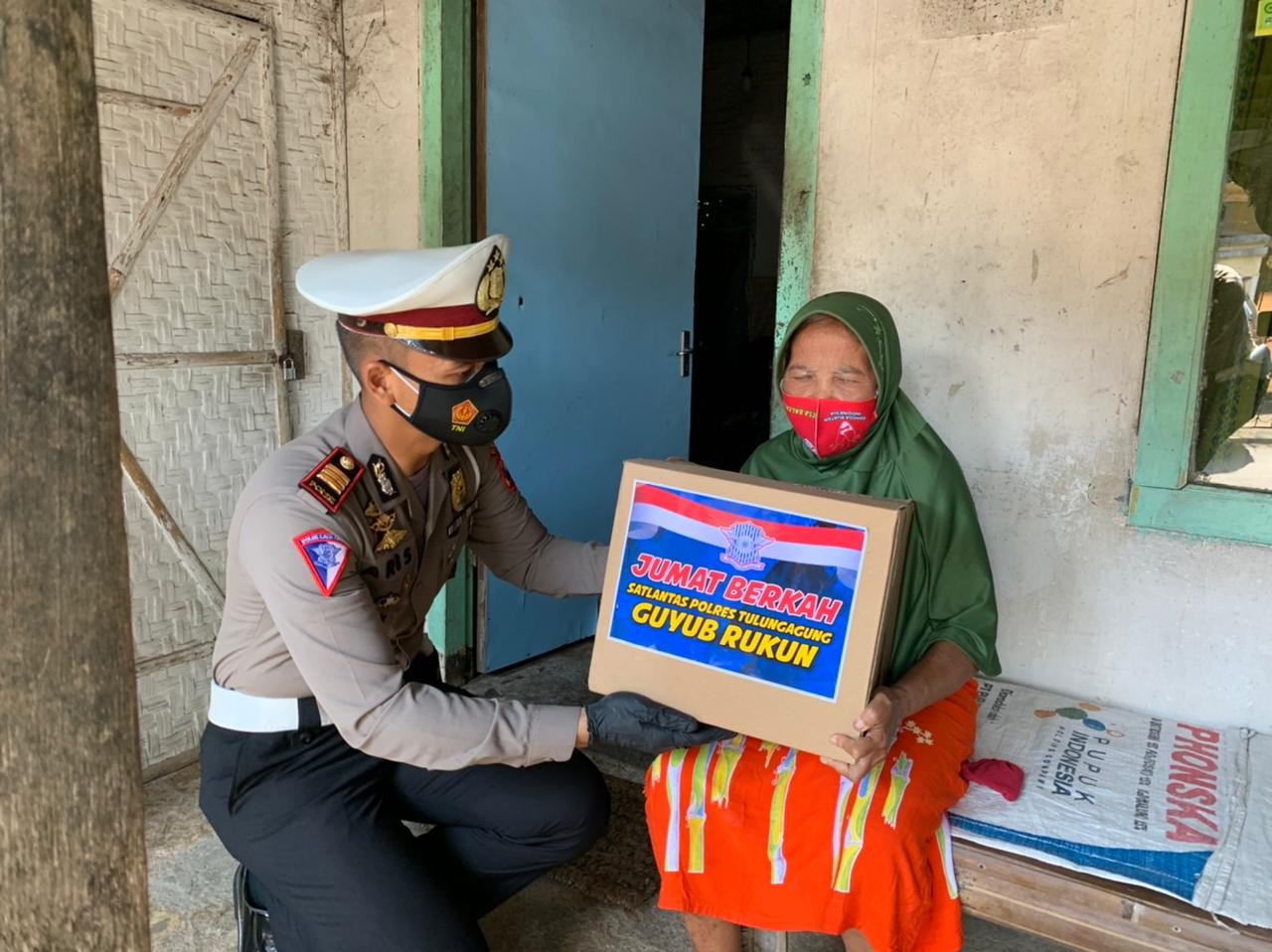 Satlantas Polres Tulungagung Berikan Paket Sembako Buat Lansia