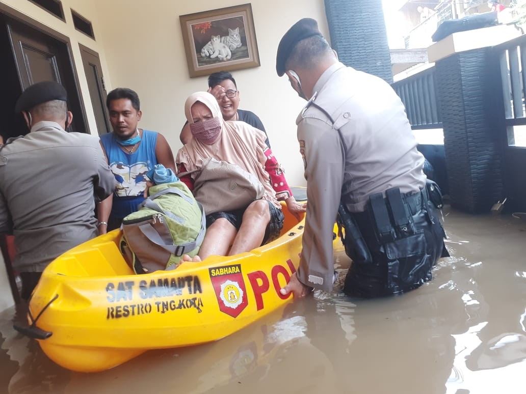 Wujud Negara Hadir, Personel TNI-Polri Dikerahkan Bantu Korban Banjir