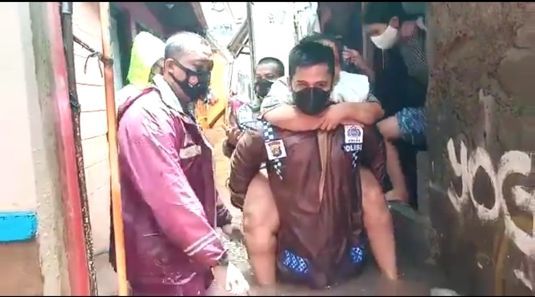 Kisah Heroik Kapolsek Mengevakuasi Korban Banjir, Digendong hingga Didorong Gerobak