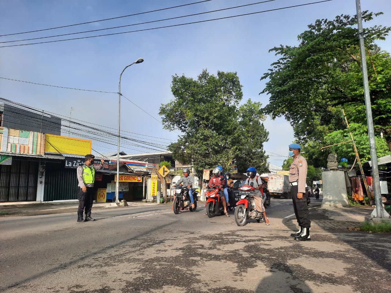 Kanit Provos Ipda Adi Prasetya Beri Pelayanan Kepada Masyarakat Pagi Hari