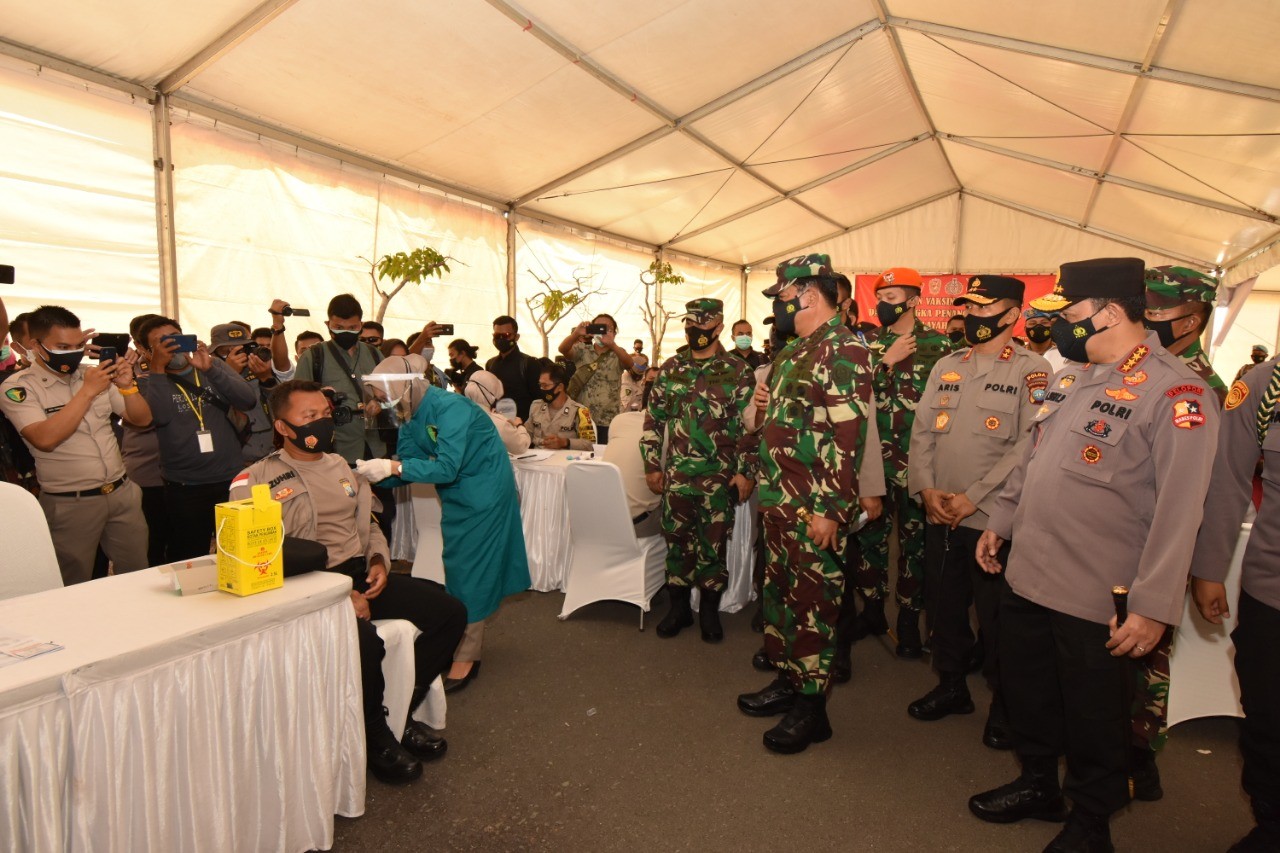 PANGLIMA TNI DAN KAPOLRI TINJAU LANGSUNG PELAKSANAAN VAKSINASI PRAJURIT TNI-POLRI DI POLDA KEPRI