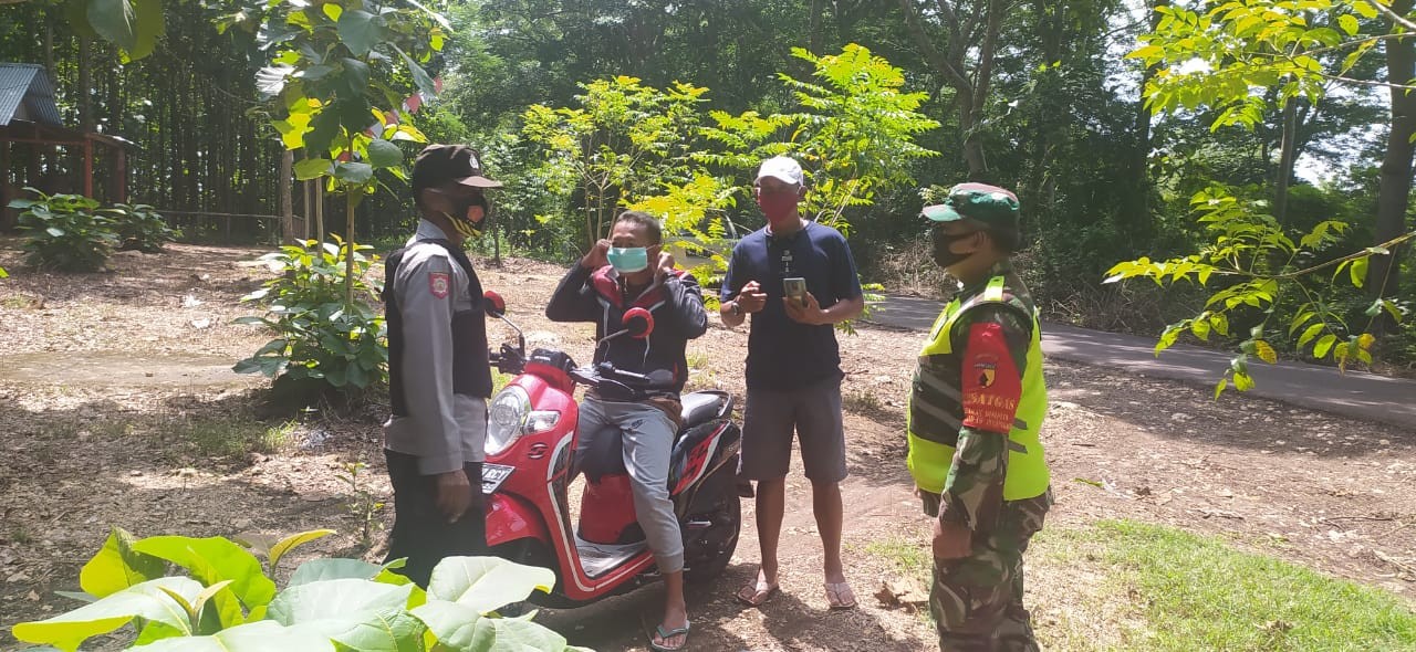 Peduli Kesehatan Tekan Angka Penyebaran Covid-19, Personil Polsek Tanggunggunung Bagi Masker Gratis 
