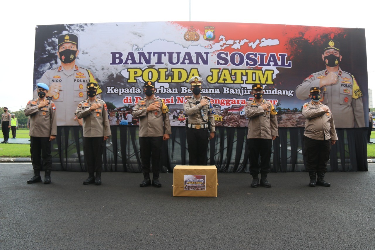 Penyerahan Bantuan Sosial Polda Jatim Kepada Korban Banjir Bandang di Propinsi NTT