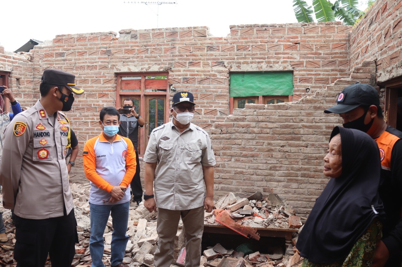 Kapolres Tulungagung Bersama Forkopimda Tinjau dan Beri Bantuan Kepada Korban Gempa di Kalidawir