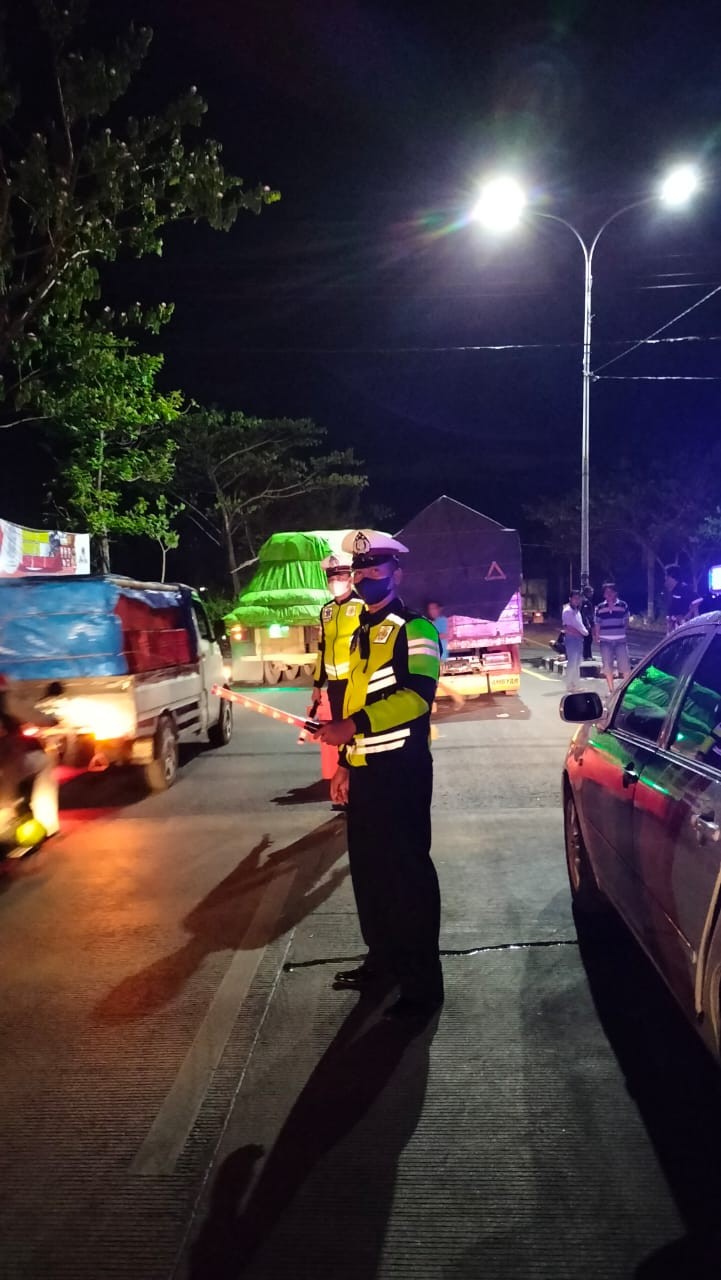 evakuasi truck troubel ,ditengah  kemacetan proyek pembangunan jalan Lamongan -Gresik