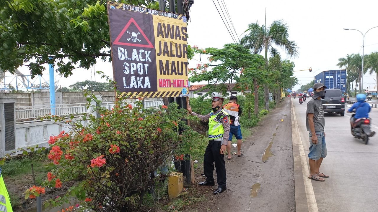Dalam Rangka OPS Zebra Semeru 2021, Unit Gakkum Pasang Banner Blackspot Cegah Laka