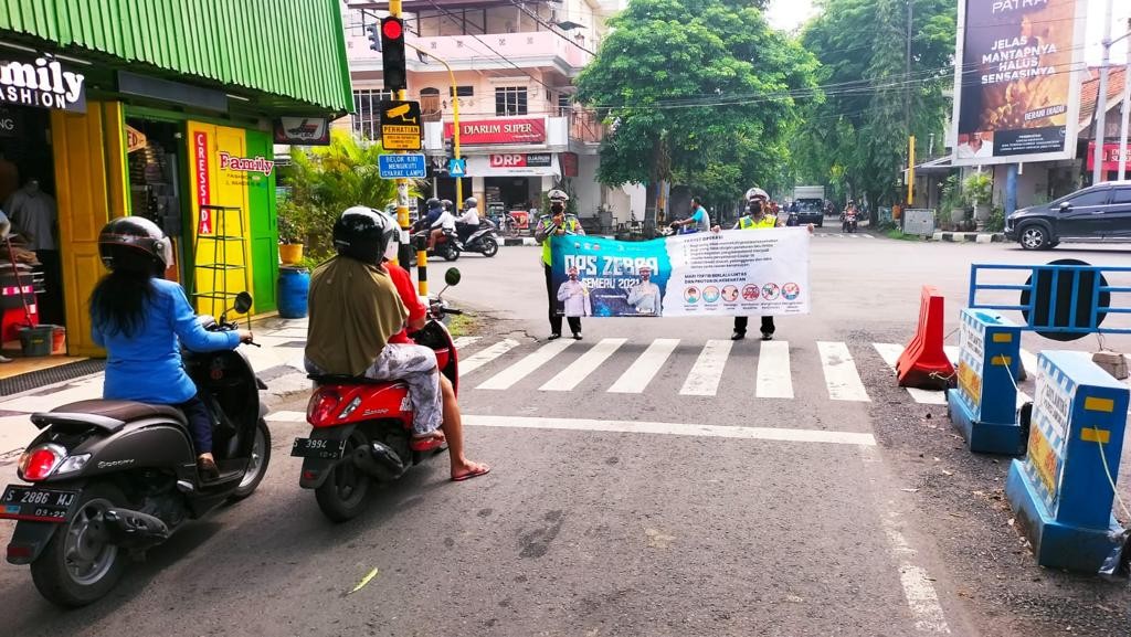 SOSIALISASI OPS ZEBRA SEMERU 2021, SATLANTAS POLRES LAMONGAN SERUKAN KAMPANYE KESELAMATAN DAN TAAT P