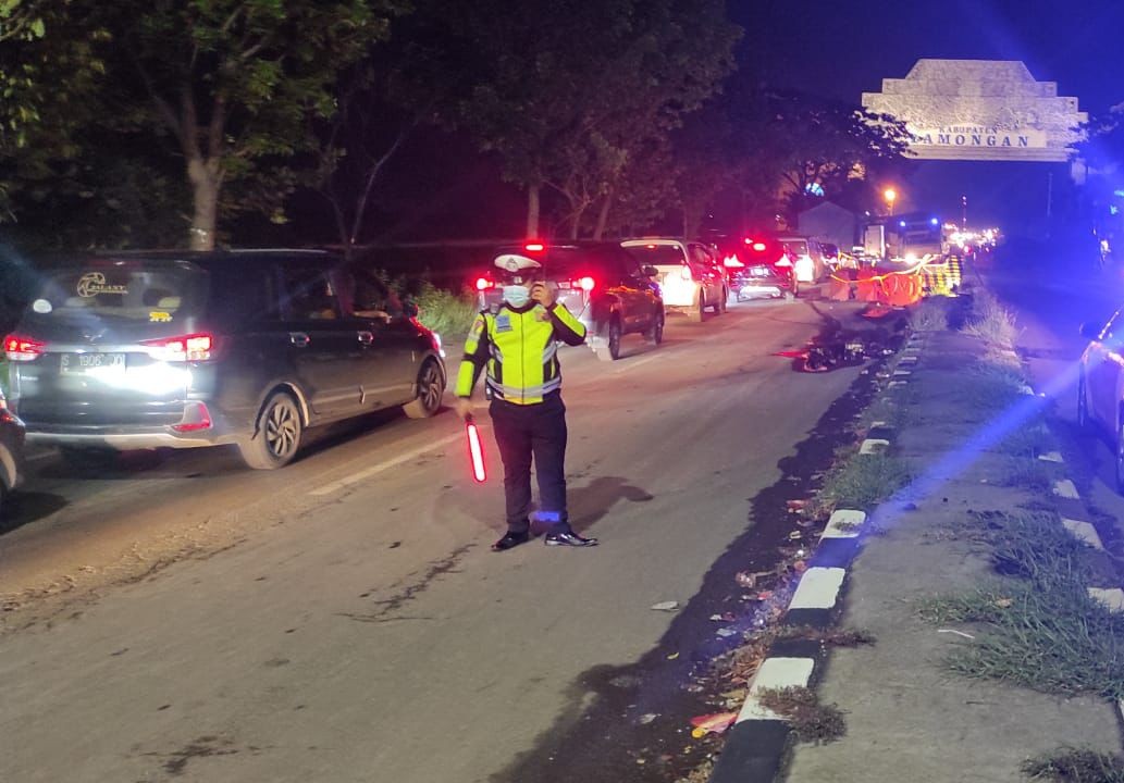 ANTISIPASI KEMACETAN, SATLANTAS POLRES LAMONGAN BERLAKUKAN SISTEM BUKA TUTUP
