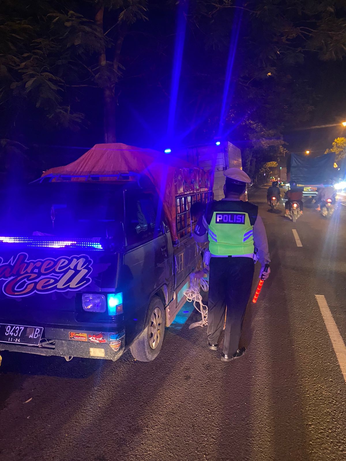 Anggota Satlantas Bantu Sopir Truk Yang Alami Trouble 