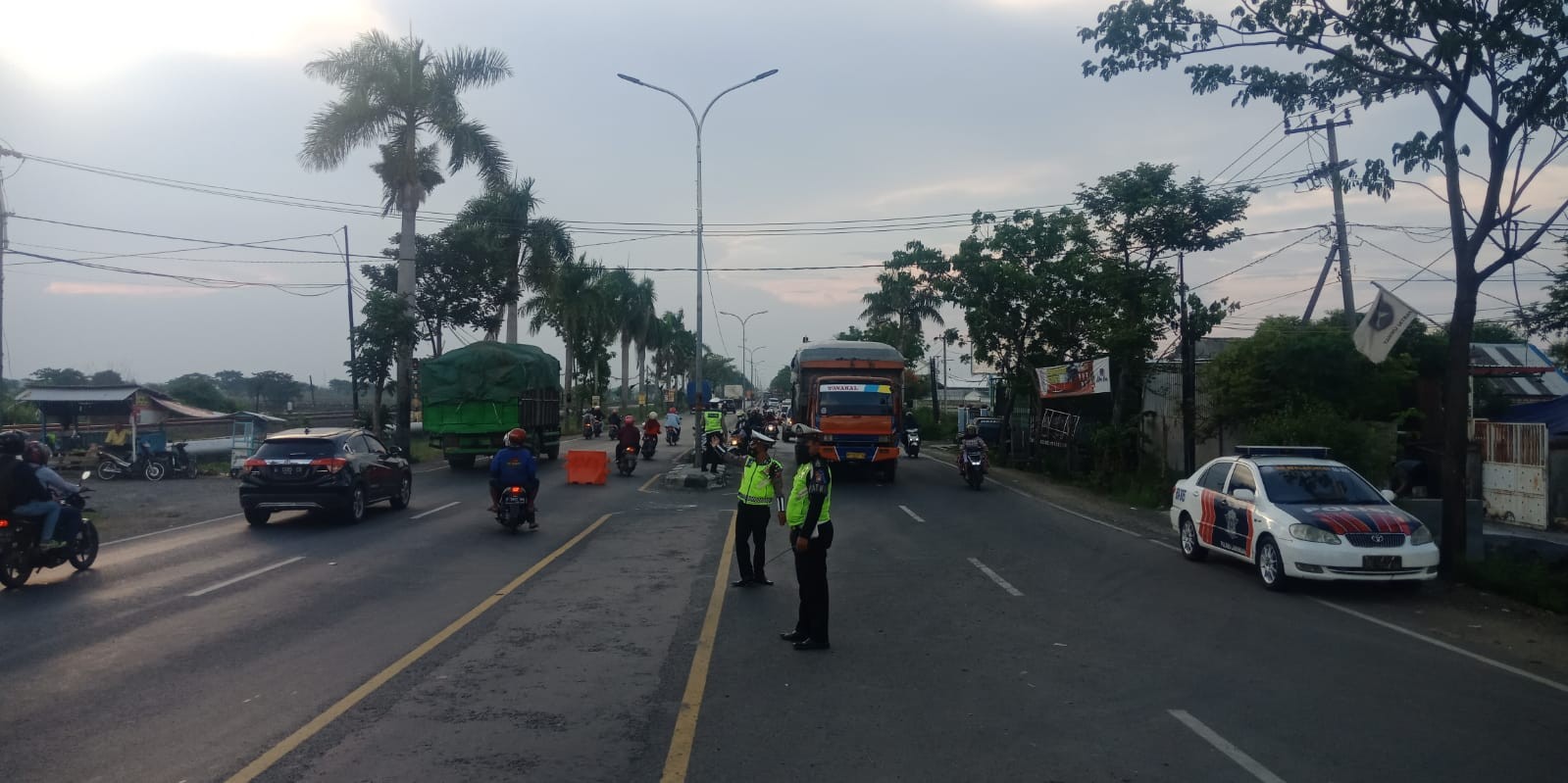 Perbaikan Jalan Masih Berlangsung, Satlantas Polres Lamongan Lakukan Pengamanan Dan Pengaturan