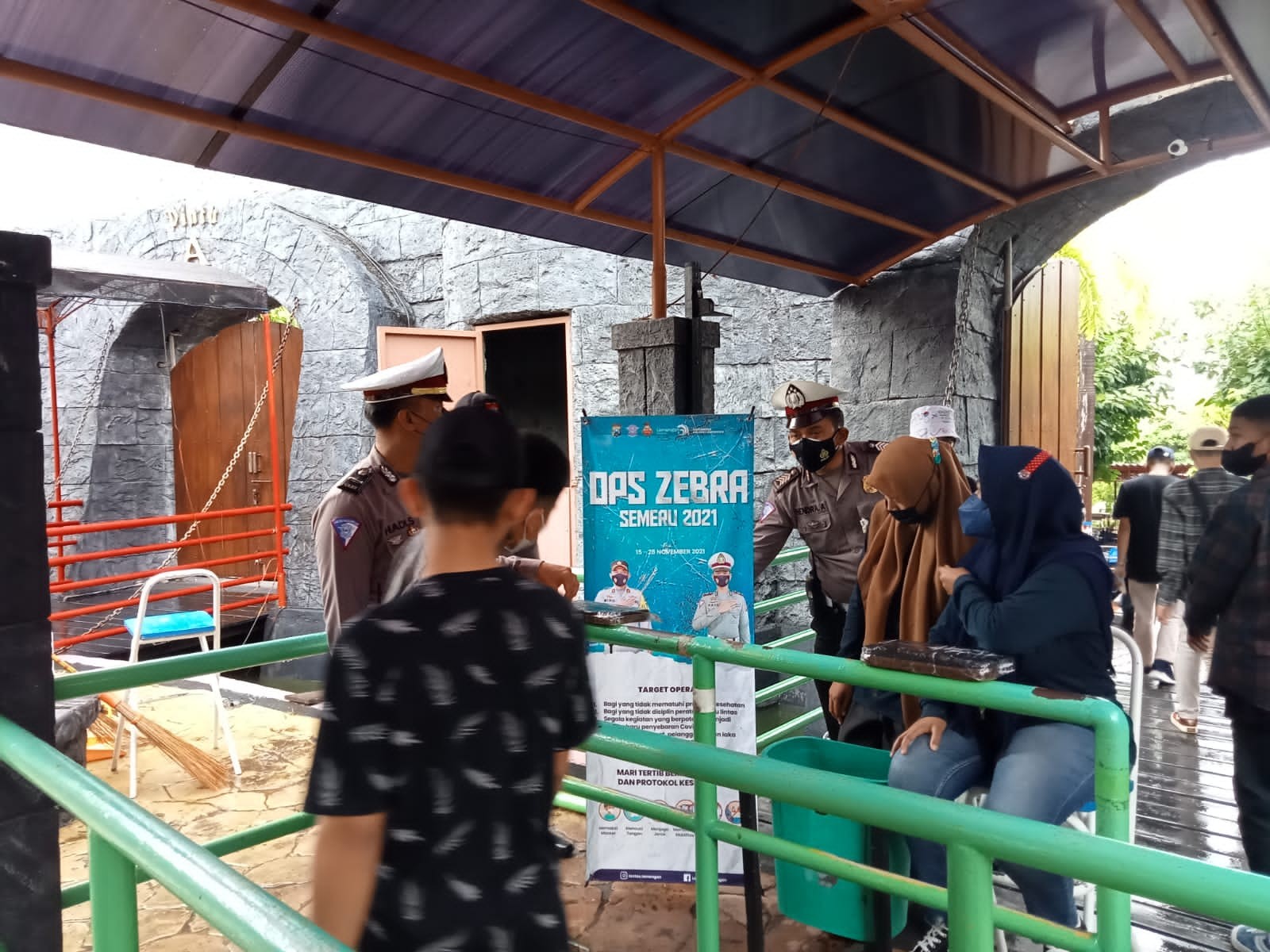 DUKUNG OPERASI ZEBRA SEMERU, SATLANTAS POLRES LAMONGAN SOSIALISASI DI TEMPAT WISATA
