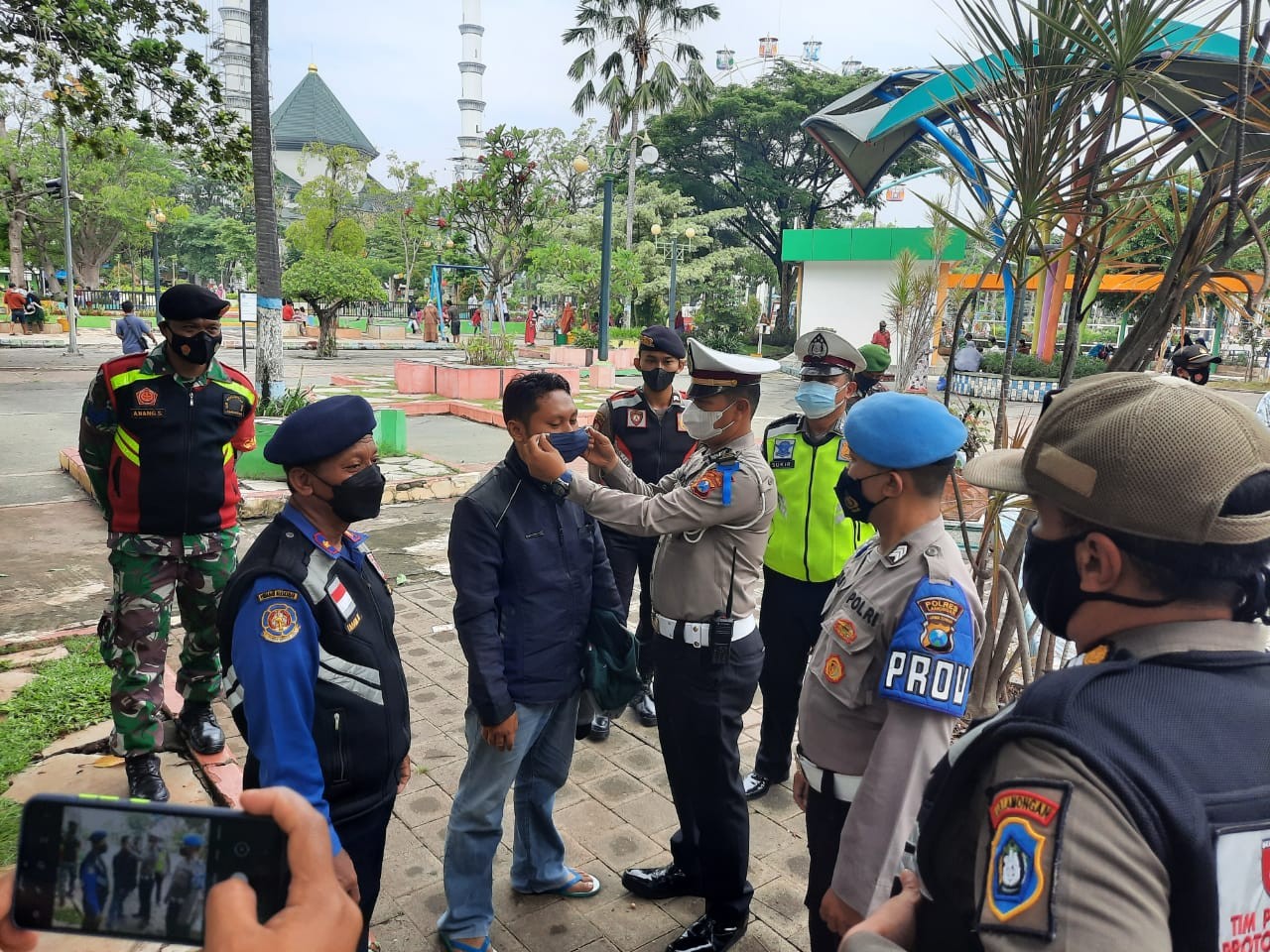 Unit Gakkum Patroli OPS Yustisi Sekaligus Bagi Masker Dan Sembako
