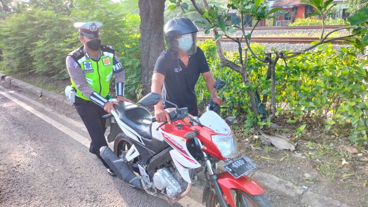 Polantas Bantu Mendorong Motor Mogok, Terapkan Slogan Polri Siap Melayani Masyarakat