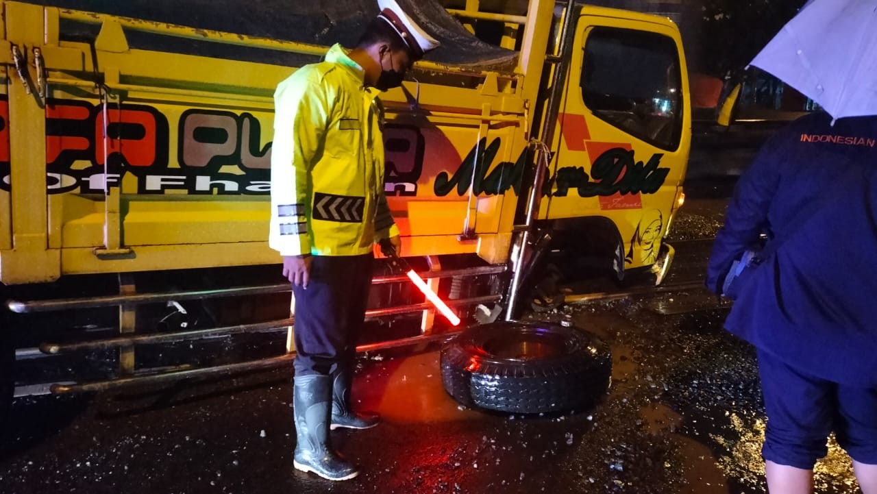 Proses evakuasi Truk trobel di perlintasan palang pintu kereta api oleh Piket Unit Turjawali Satlant