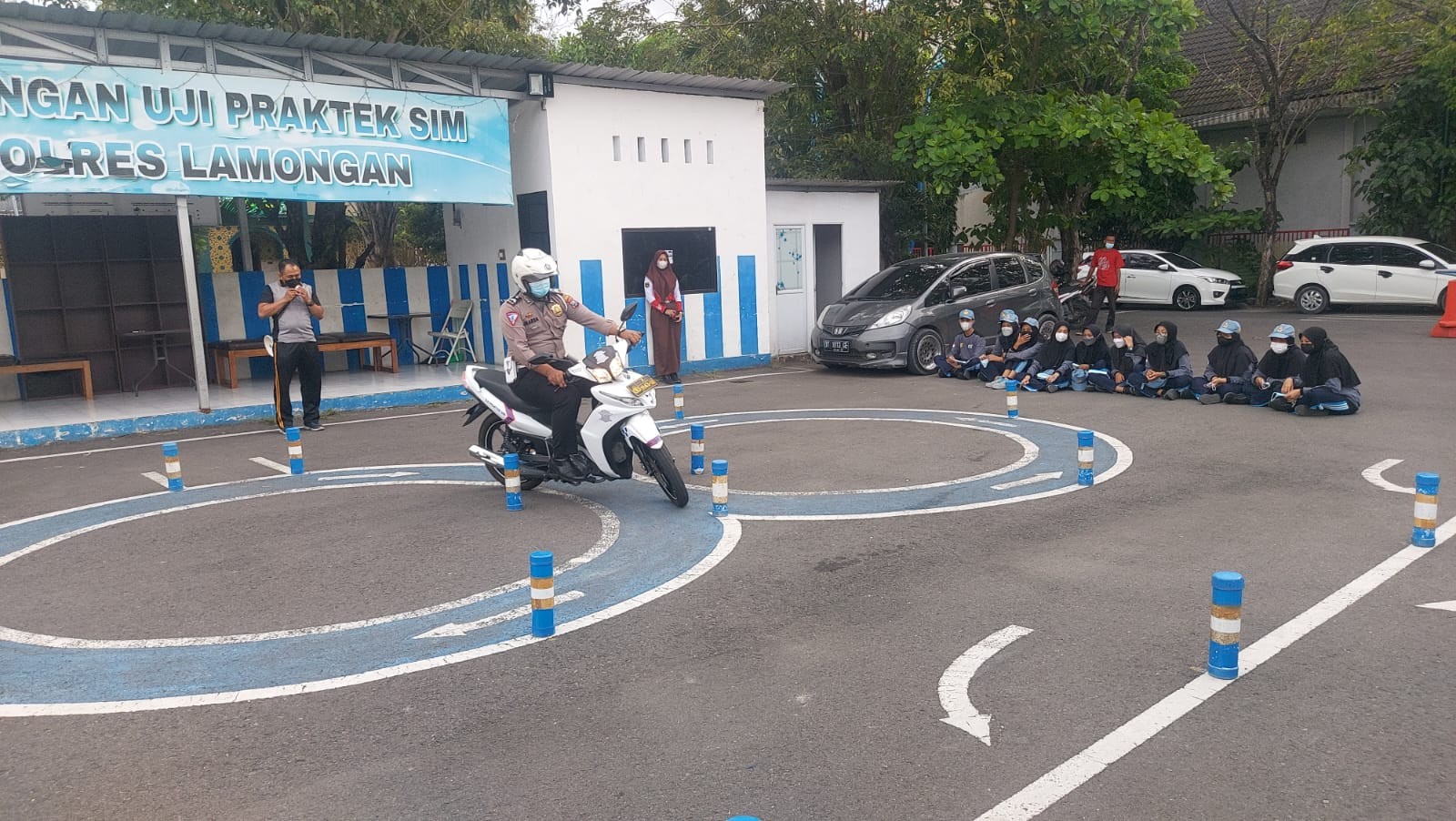 COACHING CLINIC KETERAMPILAN MENGEMUDI UJI TEORI DAN PRAKTEK SIM SATPAS POLRES LAMONGAN