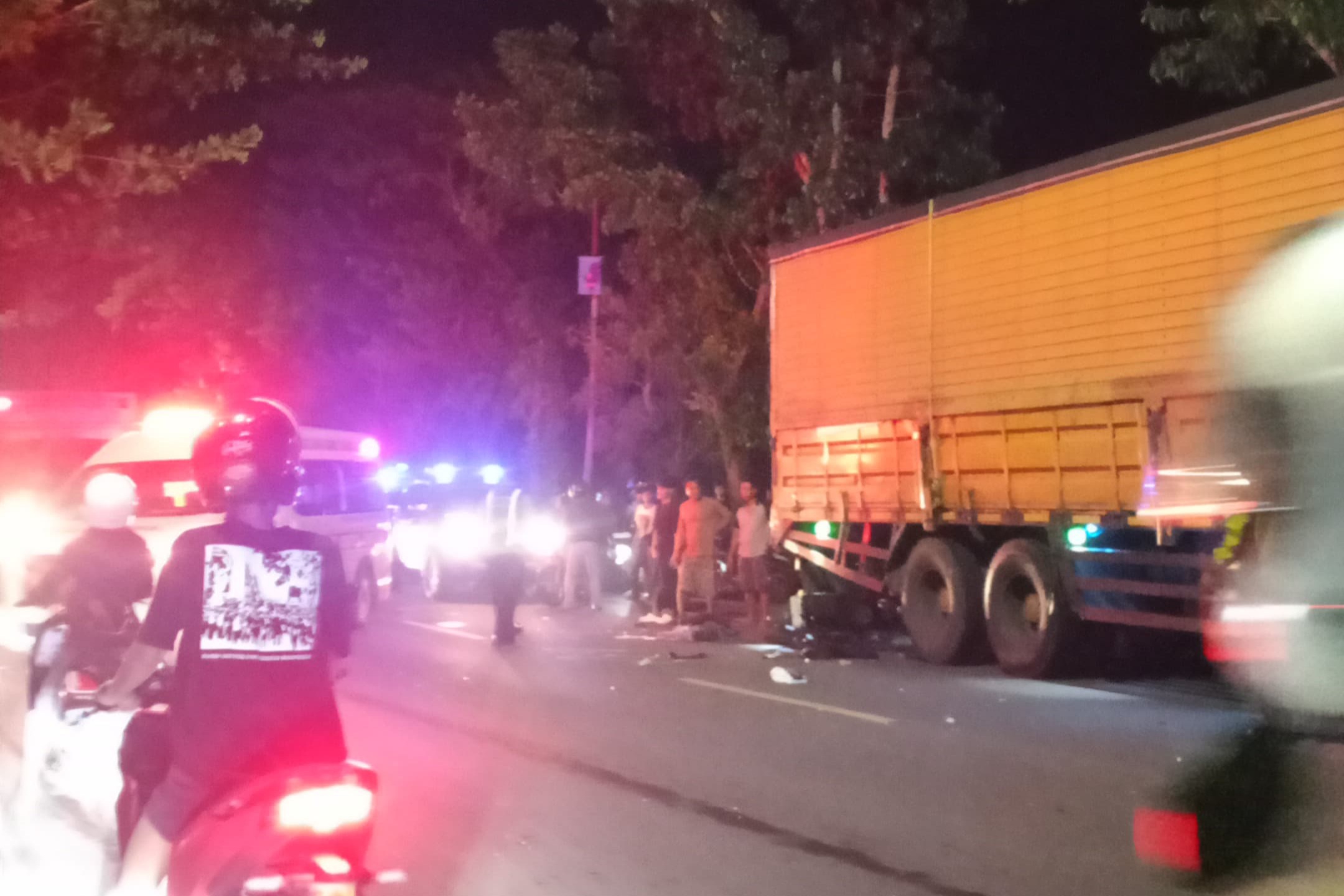 Motor Hantam Truk Parkir, Pengendara Tewas
