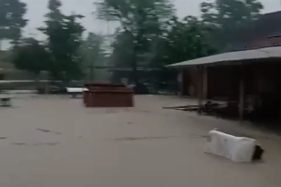 Banjir Bandang Sapu Rumah Warga Desa Bobol