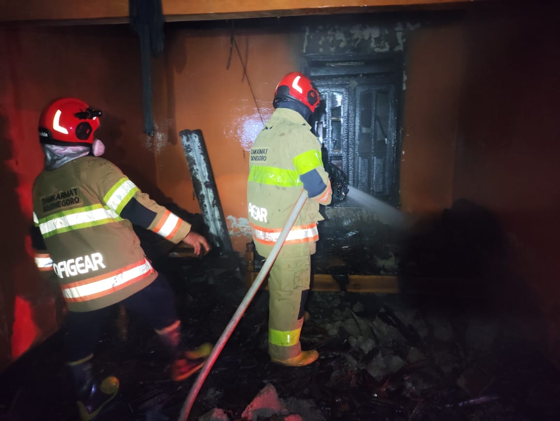 Konsleting Listrik, Rumah dan 2 Motor Ludes Terbakar di Bojonegoro