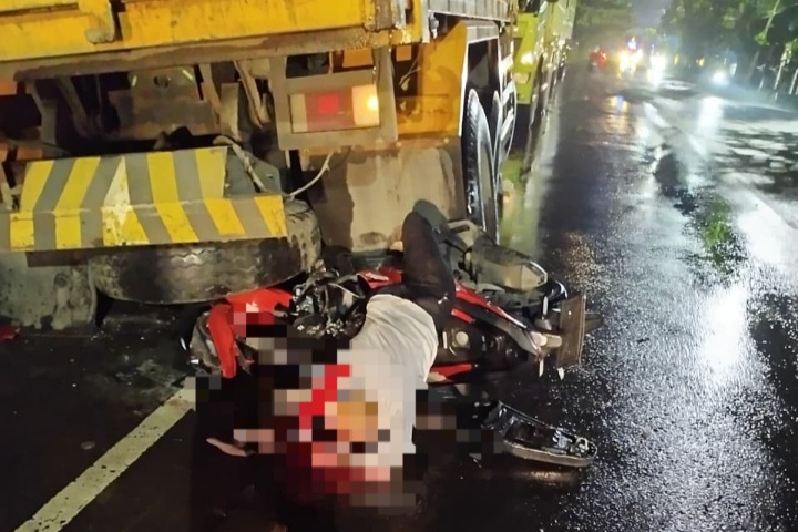 Pemotor Tewas Usai Tabrak Truk Parkir di Bojonegoro