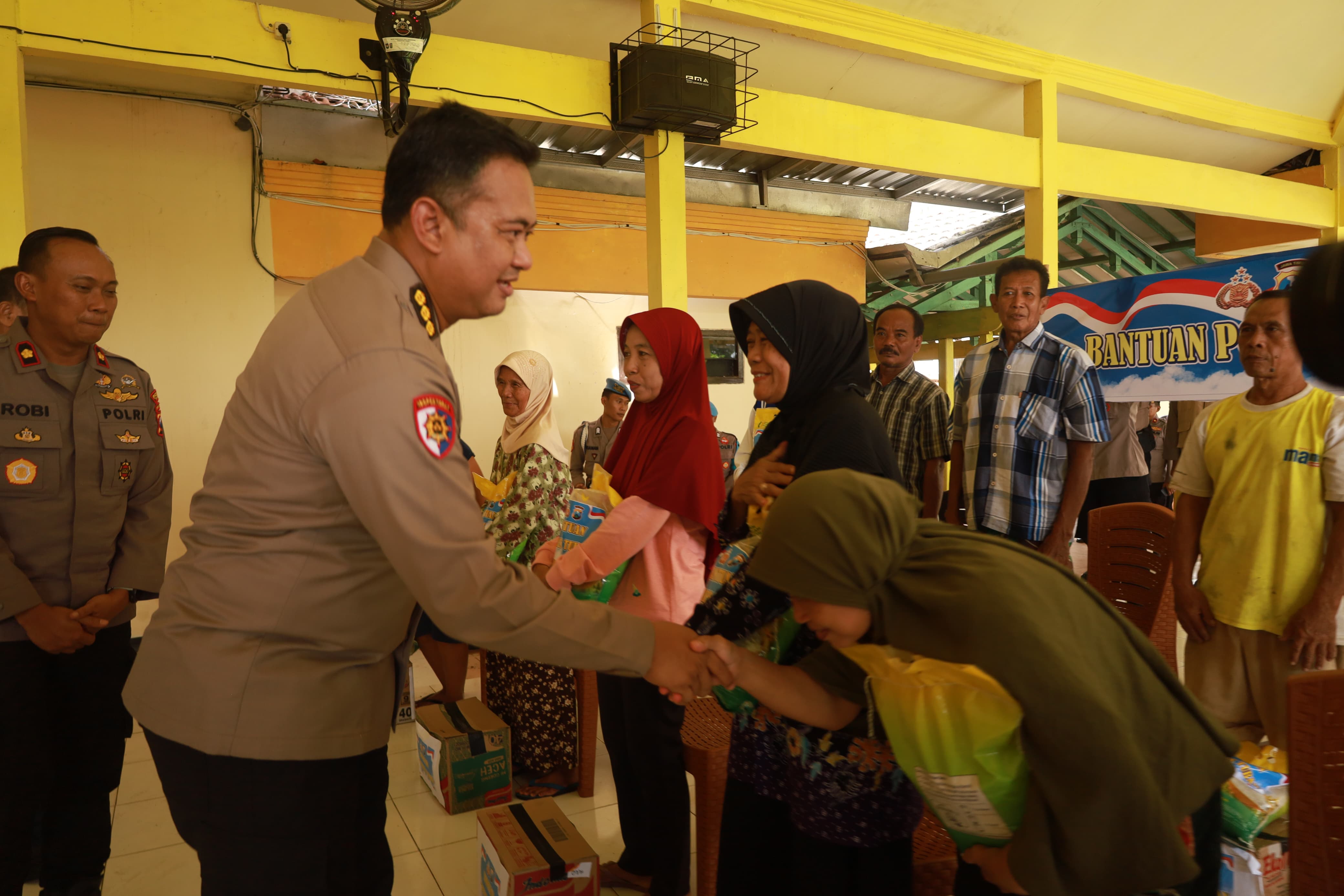 Sambangi Korban Puting Beliung, Kapolres Tuban Serahkan Bansos