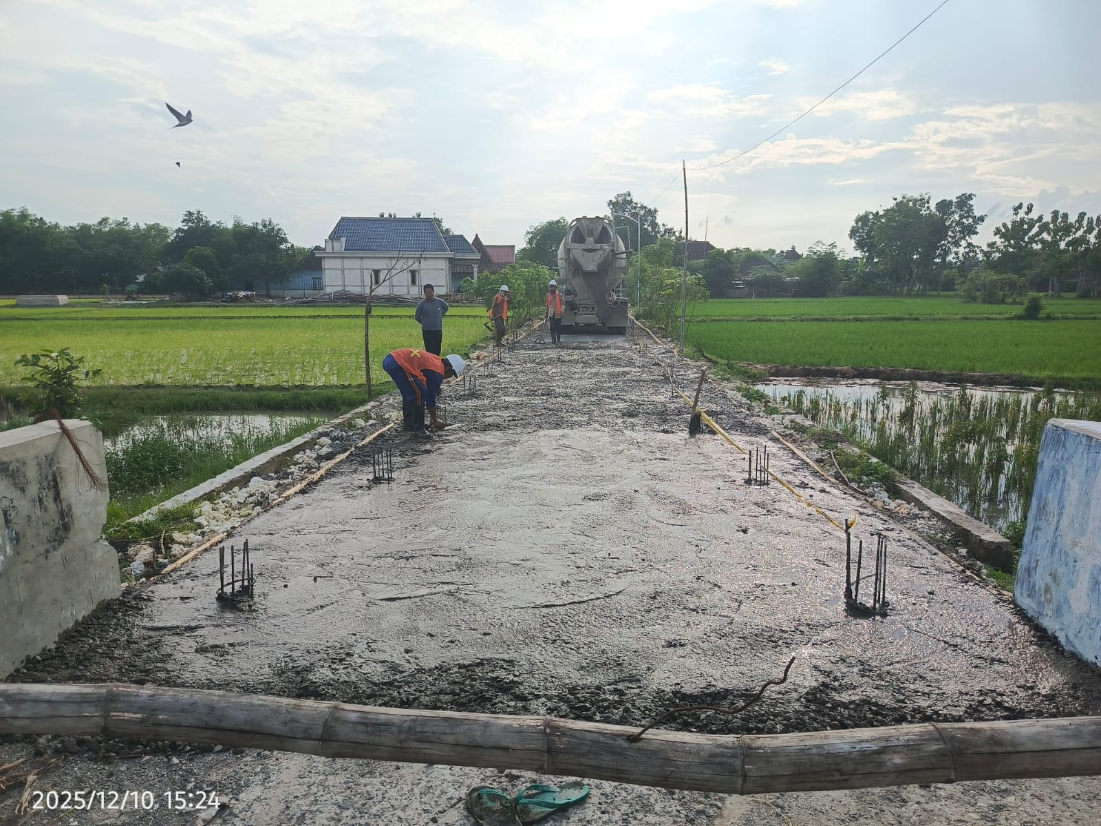 Pembangunan Jalan Cor di Beged Mulai Dikebut, Petani Sambut Gembira