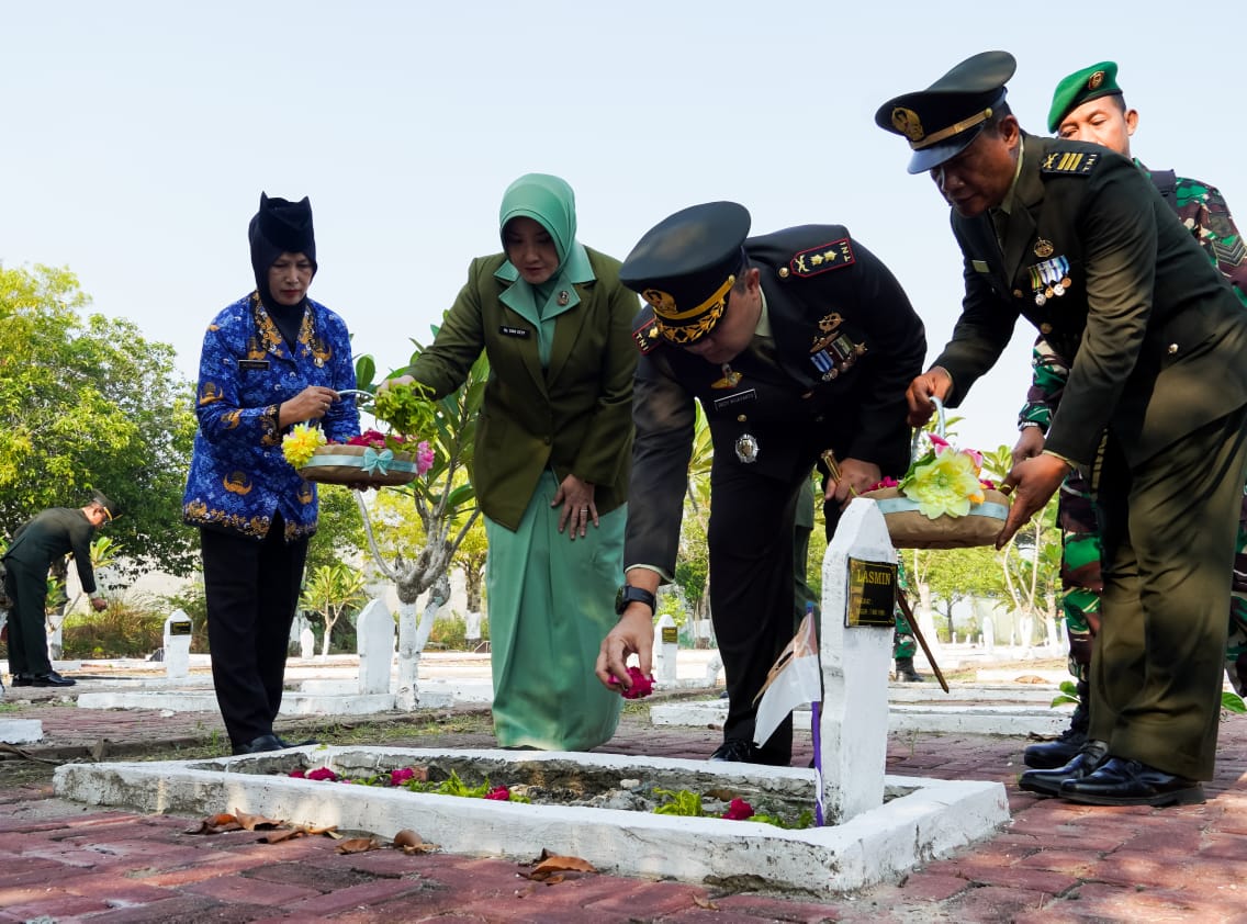 Ziarah dan Tabur Bunga Kodim Bojonegoro Peringati Hari Juang TNI AD