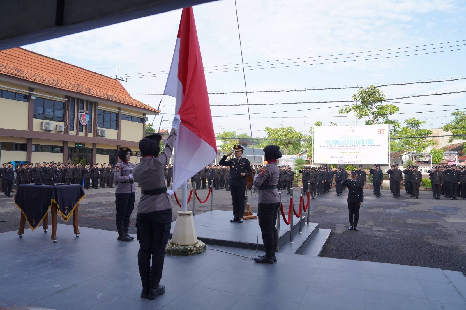 Polwan Polres Bojonegoro Jadi Petugas Upacara Hari Ibu ke-97