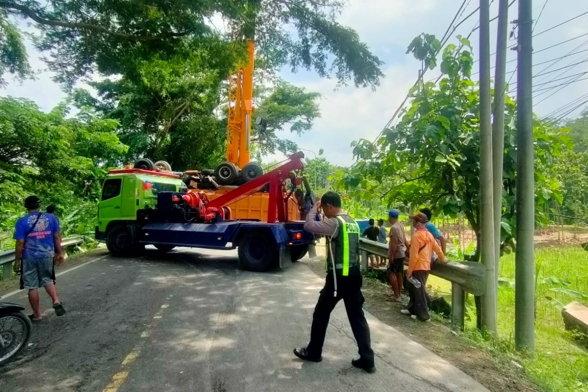 Tak Kuat Nanjak, Truk Muat Pasir Silika di Bojonegoro Terjun ke Sungai