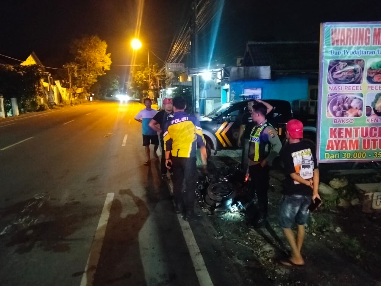 Hindari Pejalan Kaki, Motor Tabrak Truk Fuso di Bojonegoro