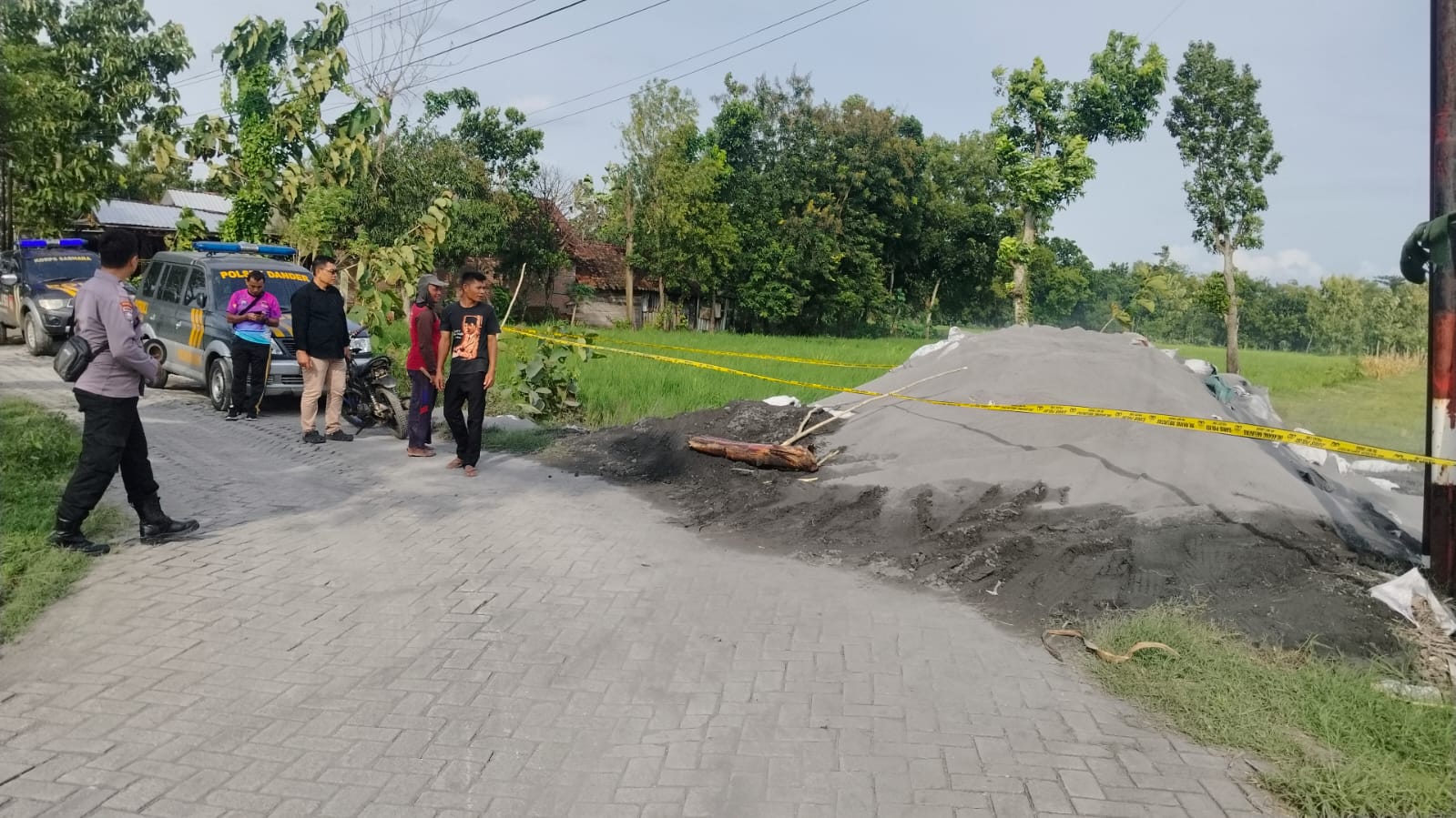 Diduga Limbah B3 Menyerupai Tumpukan Pasir Dibuang di Sawah Warga Dander