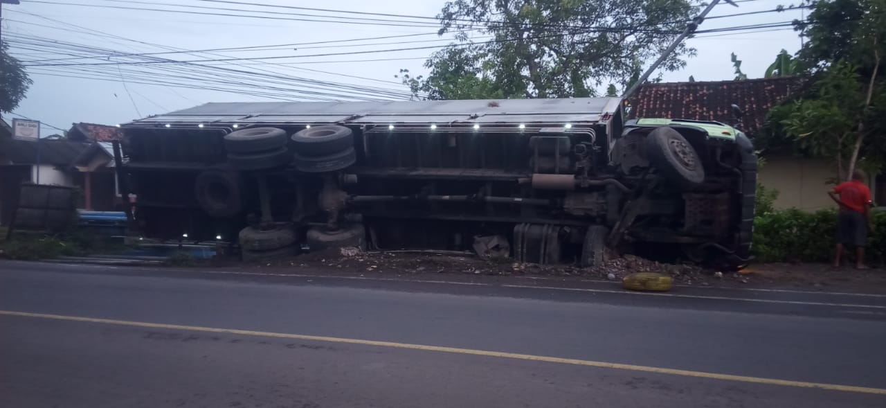 Truk Ekspedisi Tabrak Jembatan Hingga Terguling di Bojonegoro