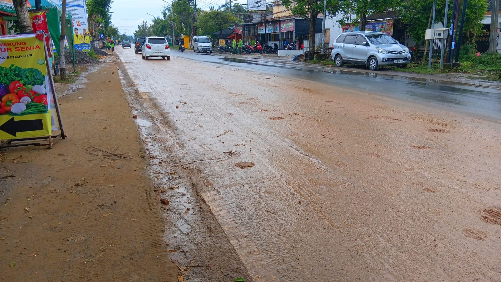 Jalan Dander-Bojonegoro Banjir Lumpur, Banyak Pengendara Jatuh